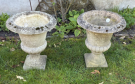 Set van 2 Antieke/Brocante Betonnen Tuinvazen – Medici model