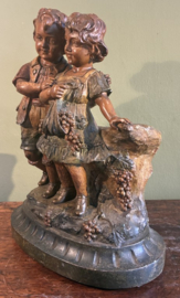 Groot Antiek Terracotta Beeld "Druivenplukkers" – Gemerkt Déposé Bruxelles