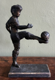 Prachtig Gesigneerd Bronzen Beeld – Voetballer in Actie
