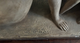 Art Deco sculptuur  liggende dame in jurk, vergezeld door hond.