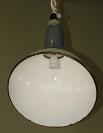 Oude groene industriele lamp