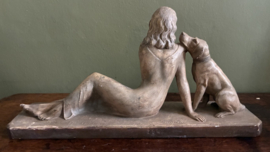 Art Deco sculptuur  liggende dame in jurk, vergezeld door hond.