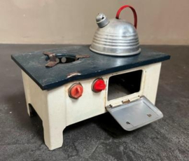 Oud metalen poppenhuis fornuis