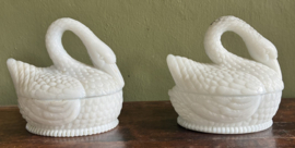 Vintage Vallerysthal Melkglas Zwaan op Nest (Epe)