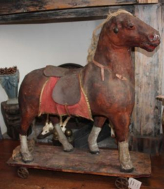 Oud papier-maché paard op houten frame met wielen