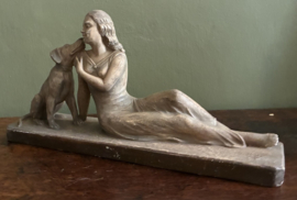 Art Deco sculptuur  liggende dame in jurk, vergezeld door hond.