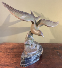 Antieke Franse Art Deco Sculptuur - Vliegende Zwaluw/Meeuw op Marmeren Voet (ca. 1930)