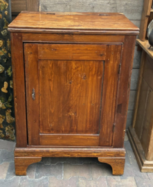 Antiek houten kastje met klep en deurtje (Epe)