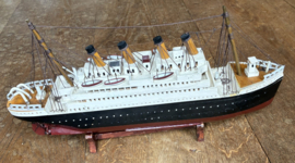 Prachtig Houten Modelboot RMS Titanic – Handgemaakt Blikvanger (met standaard)