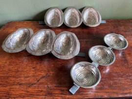 Antieke metalen chocolade-/bakvormen – paasei
