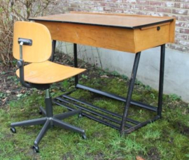 Oud vintage schooltafeltje met stoel