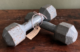 authentieke vintage gietijzeren dumbbells.