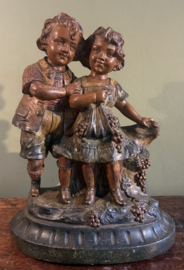 Groot Antiek Terracotta Beeld "Druivenplukkers" – Gemerkt Déposé Bruxelles