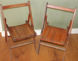 Twee hardhouten klap stoeltjes