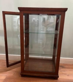 Antieke houten vitrinekast  (Epe)