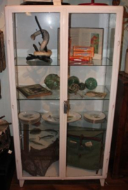 Oude ziekenhuis vitrine kast