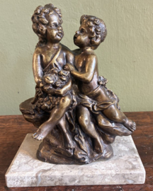 Antiek Beeld Twee Putti met Bloemen – Gesigneerd Aug. Moreau