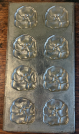 Prachtige set van 6 vintage metalen chocoladevormen / bonbonvormen
