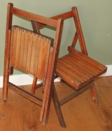 Twee hardhouten klap stoeltjes