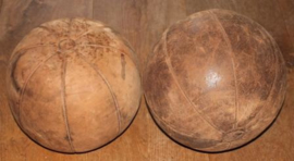 Oude lederen vintage gymnastiek ballen; Medicine ball's