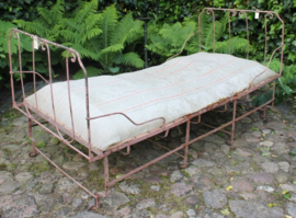 Oud metalen inklapbaar bed, afmetingen 85 cm x 1,80 m