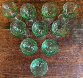 Set van 10 Antieke Elzas Wijnglazen – Groen Geslepen Glas / Roemers
