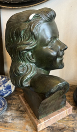Antiek Art Deco Borstbeeld Lachend Meisje – op Marmeren Voet – ca. 1940
