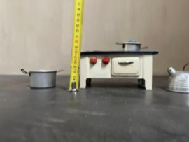 Oud metalen poppenhuis fornuis