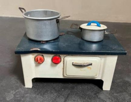 Oud metalen poppenhuis fornuis