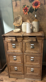 Oude houten archiefkast – stoer vintage karakter
