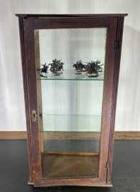 Antiek Eiken Vitrinekastje – Met Authentiek Glas & Verfijnd Snijwerk (Epe)