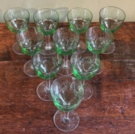 Set van 10 Antieke Elzas Wijnglazen – Groen Geslepen Glas / Roemers