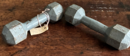 authentieke vintage gietijzeren dumbbells.