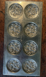 Prachtige set van 6 vintage metalen chocoladevormen / bonbonvormen
