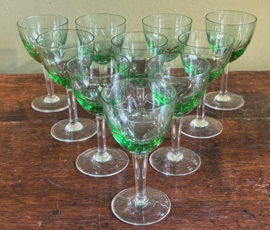 Set van 10 Antieke Elzas Wijnglazen – Groen Geslepen Glas / Roemers