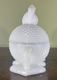 Melkglazen (opaline) suikerpot of bonbonnière