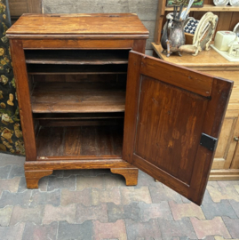 Antiek houten kastje met klep en deurtje (Epe)