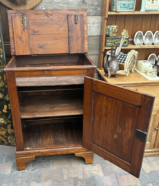 Antiek houten kastje met klep en deurtje (Epe)