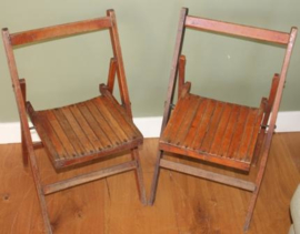 Twee hardhouten klap stoeltjes