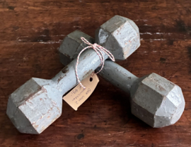 authentieke vintage gietijzeren dumbbells.