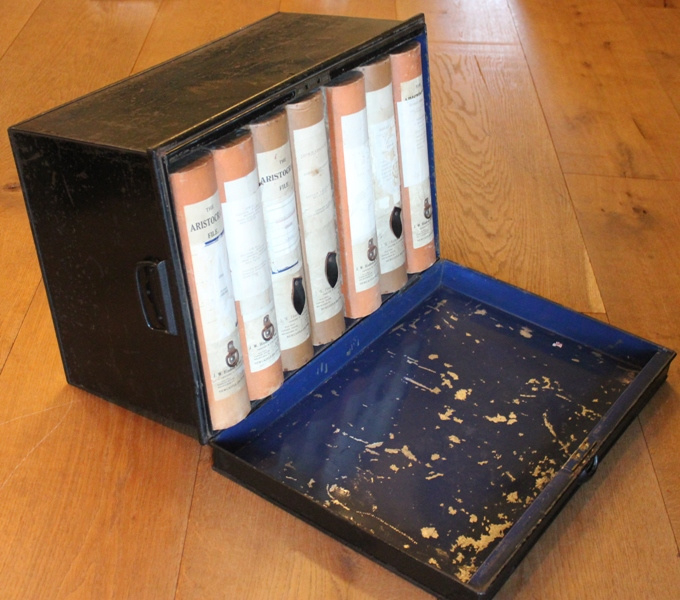 Oud Engelse metalen Notaris kist voorzien van 7 opberg dozen