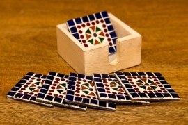 6 Mosaik-Untersetzer in einer Holzkiste