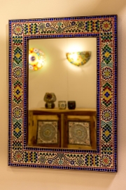 Mehrfarbiger Spiegel mit Mosaikrahmen