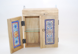 orientalischer Badezimmerschrank mit mehrfarbigen Mosaikplatten