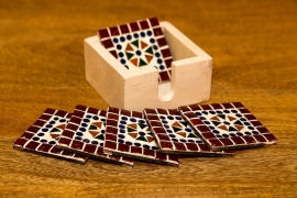 6 Mosaik-Untersetzer in einer Holzkiste