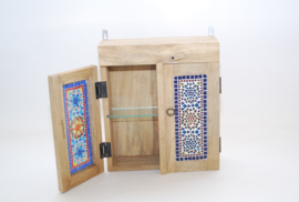 orientalischer Badezimmerschrank mit mehrfarbigen Mosaikplatten