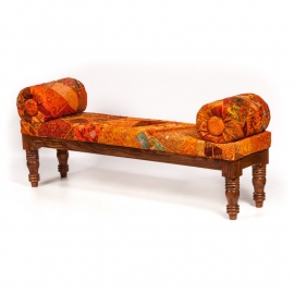 Sofa mit Armlehnenrolle aus orangefarbenem Patchworkstoff