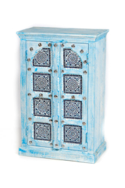 orientalischer Schrank mit silberfarbenen Beschlägen und Mosaik