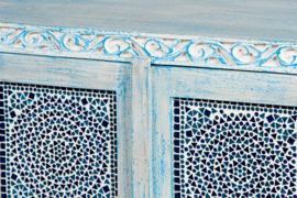 orientalischer Schrank mit Schnitzereien und Mosaik