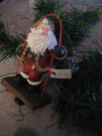 Kerstman staand op schommel